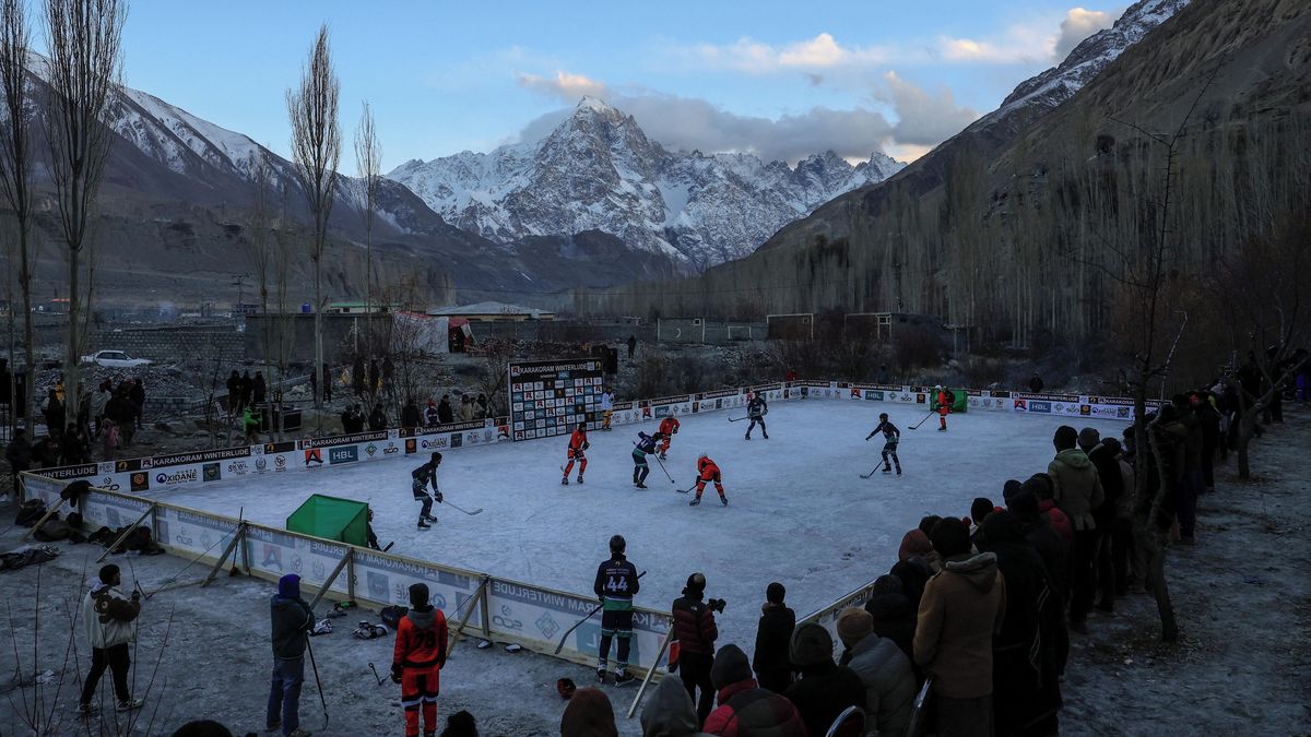 Hokej na tenkém ledě. Teplé zimy v Pákistánu ohrožují zimní sporty i turistiku